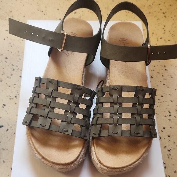 Wonderly Shoes - Wonderly olive Ruby women's size 6.5 platform sandal EUC